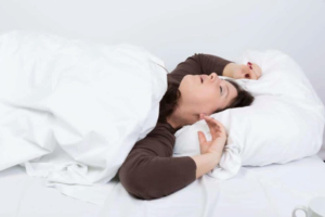 6 healthy reasons to sleep naked